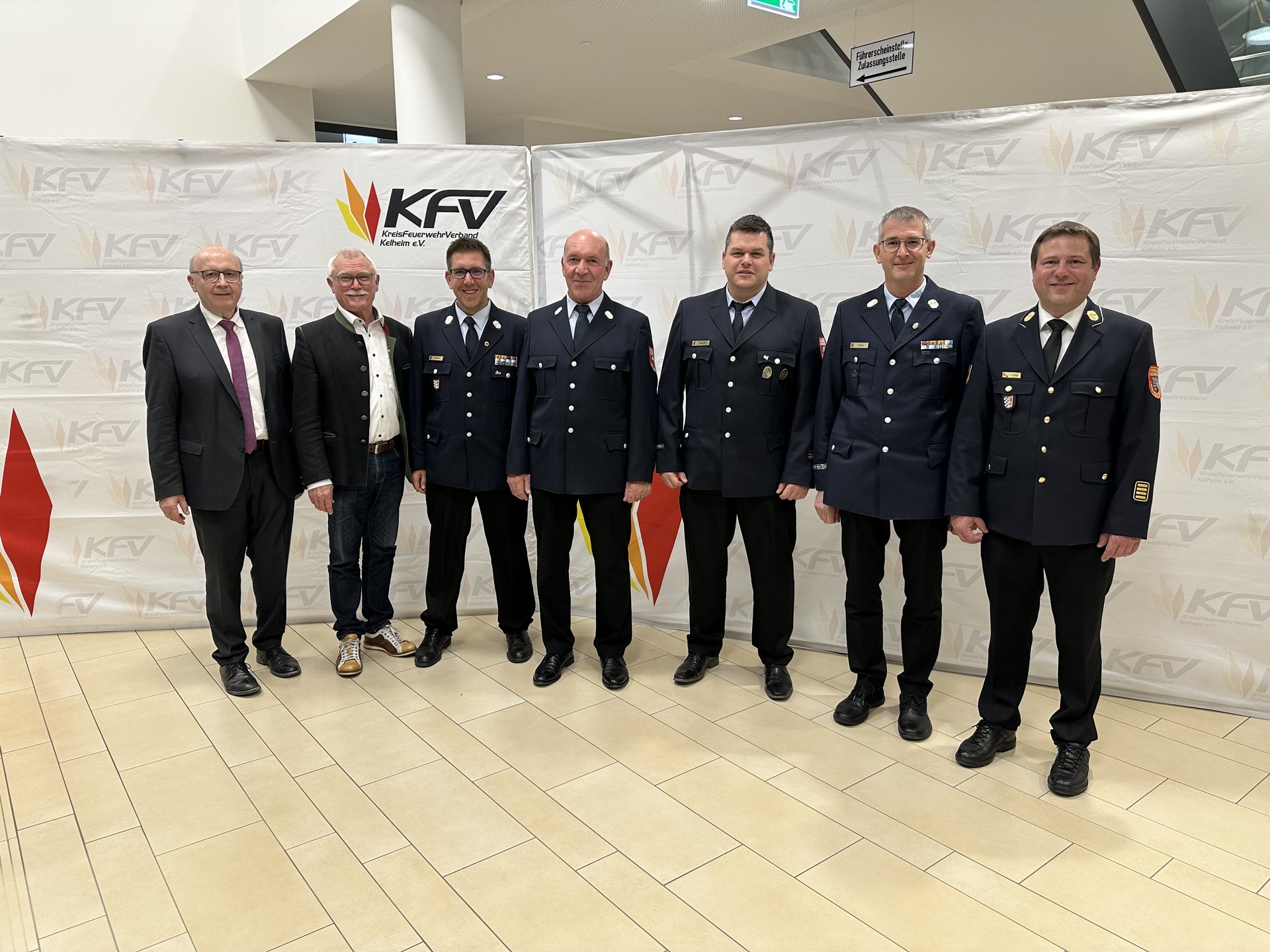 Die Geehrten Stefan Stauber (3. v. r.) und Thomas Meier (4. v. r.) | Bildquelle: Neubauer