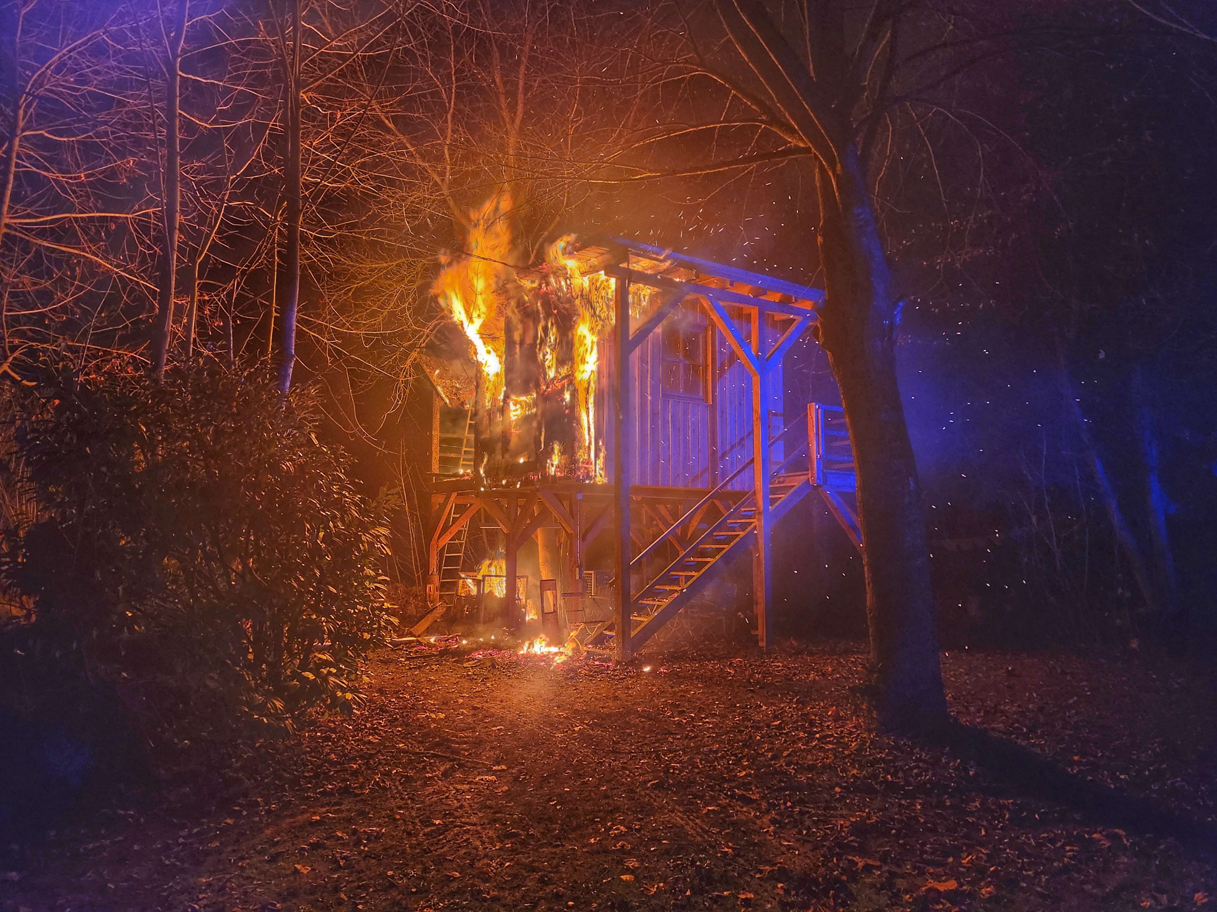 Einsatzfoto Brand Baumhaus